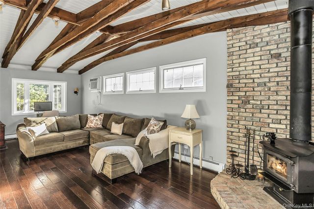 14 Hawthorne Street, Lynbrook, NY 11563