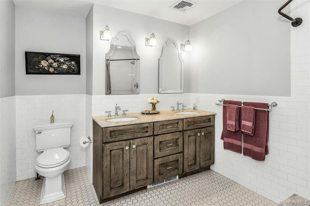 14 Hawthorne Street, Lynbrook, NY 11563