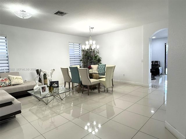 10060 NW 86th Ter, Doral, FL 33178