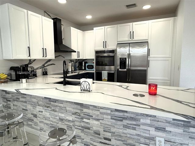 10060 NW 86th Ter, Doral, FL 33178