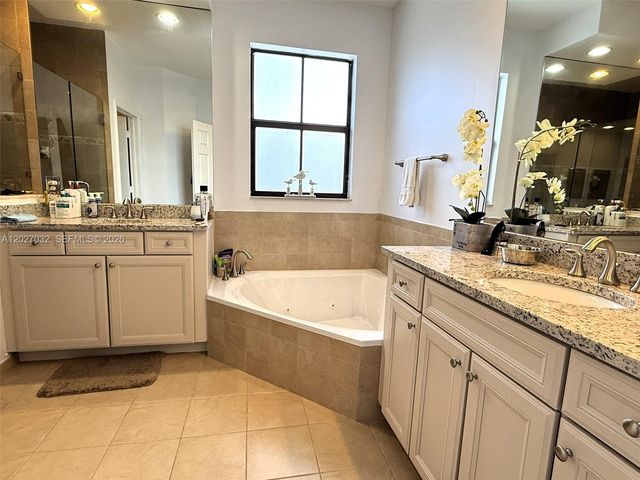 10060 NW 86th Ter, Doral, FL 33178