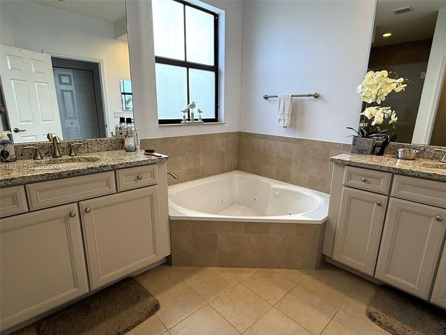 10060 NW 86th Ter, Doral, FL 33178