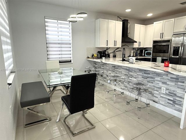 10060 NW 86th Ter, Doral, FL 33178