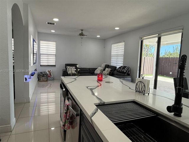 10060 NW 86th Ter, Doral, FL 33178