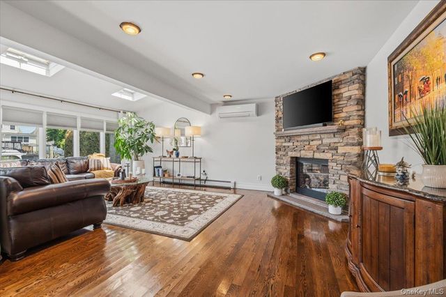 41 Jefferson Place, Massapequa, NY 11758