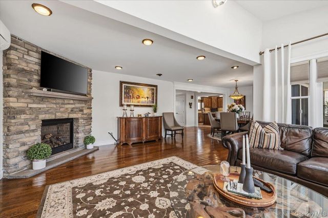41 Jefferson Place, Massapequa, NY 11758