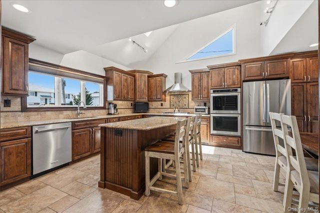 41 Jefferson Place, Massapequa, NY 11758