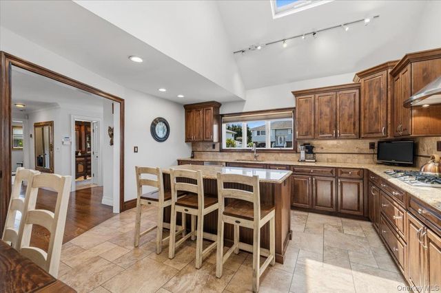 41 Jefferson Place, Massapequa, NY 11758