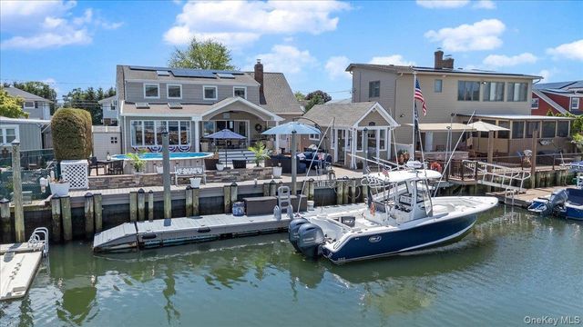 41 Jefferson Place, Massapequa, NY 11758