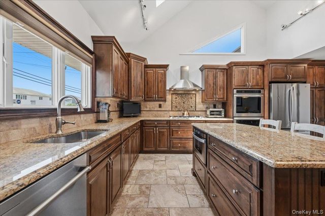 41 Jefferson Place, Massapequa, NY 11758