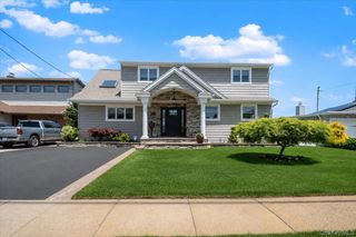 41 Jefferson Place, Massapequa, NY 11758