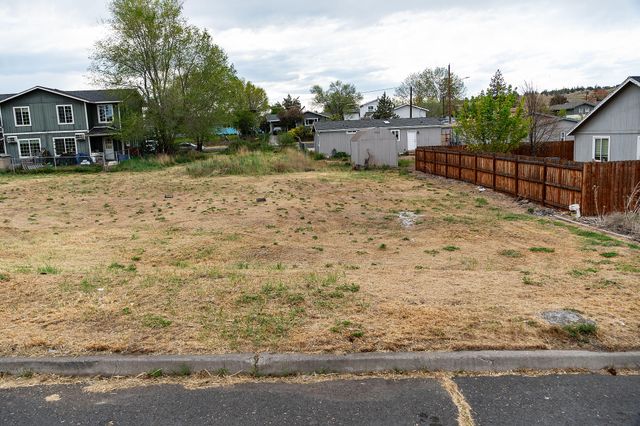 SW 2nd Street 22, Madras, OR 97741