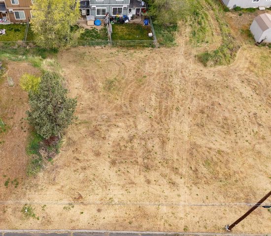 SW 2nd Street 22, Madras, OR 97741