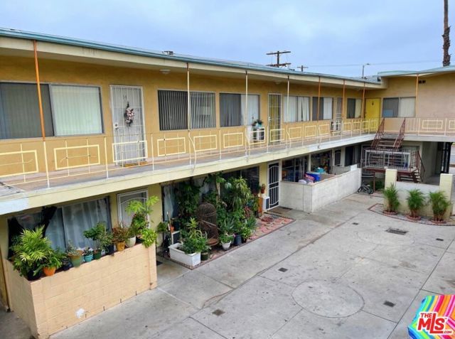 6956 Kester Avenue, Van Nuys (los Angeles), CA 91405