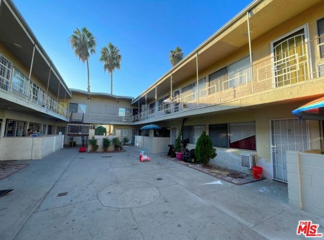 6956 Kester Avenue, Van Nuys (los Angeles), CA 91405