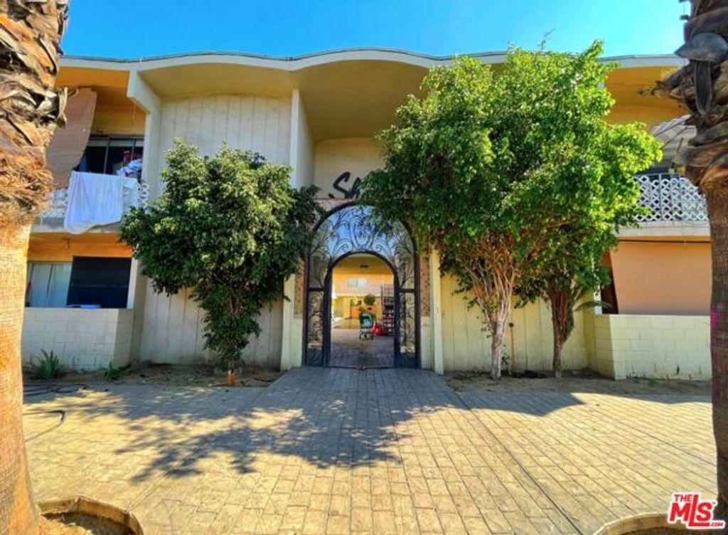 6956 Kester Avenue, Van Nuys (los Angeles), CA 91405