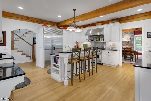 9 Beacon Hill Dr, Chester Twp., NJ 07930