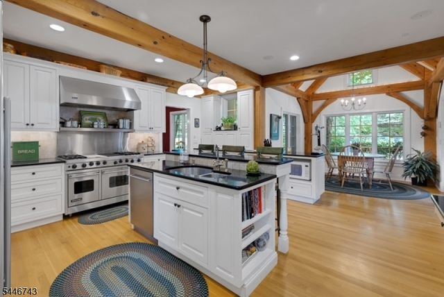 9 Beacon Hill Dr, Chester Twp., NJ 07930