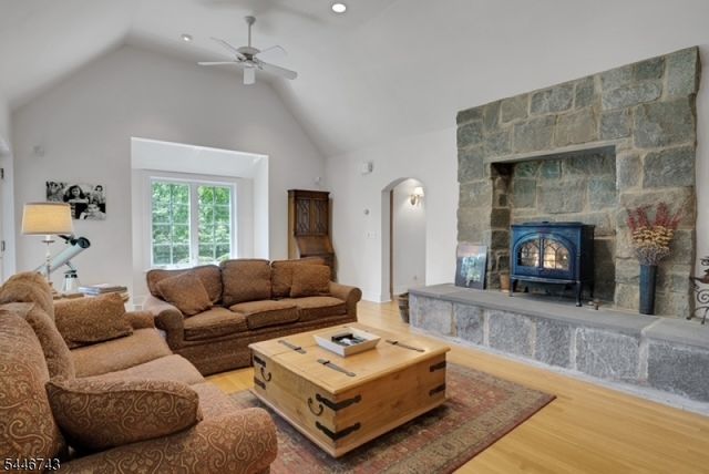 9 Beacon Hill Dr, Chester Twp., NJ 07930