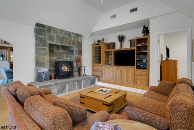 9 Beacon Hill Dr, Chester Twp., NJ 07930