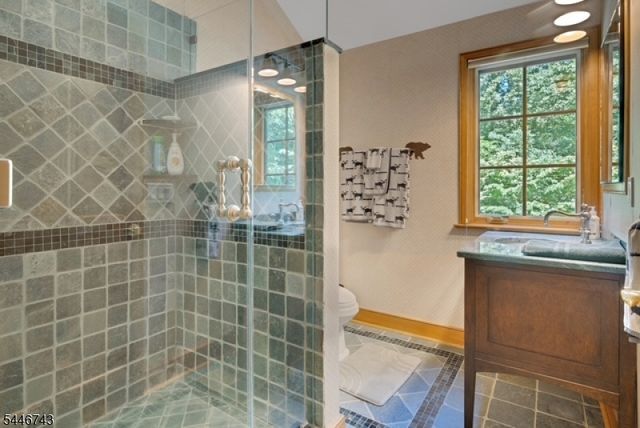 9 Beacon Hill Dr, Chester Twp., NJ 07930