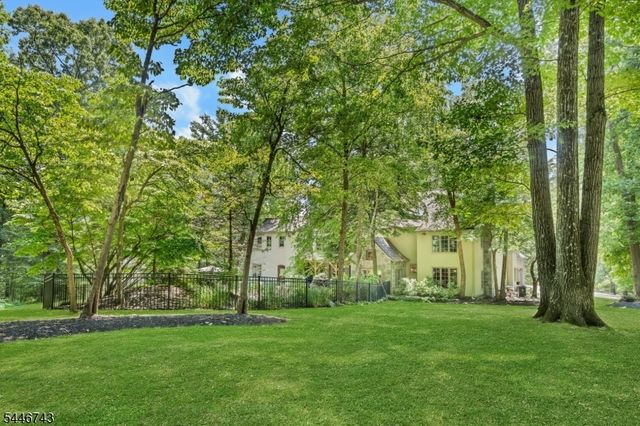 9 Beacon Hill Dr, Chester Twp., NJ 07930