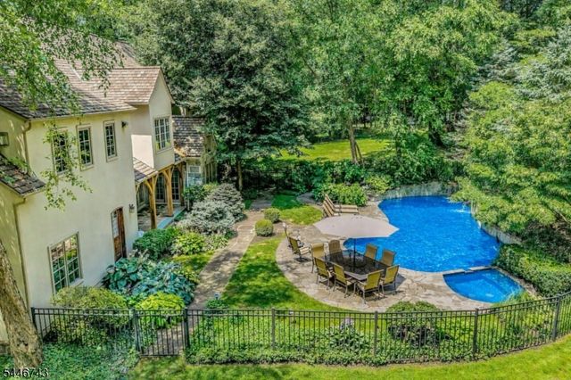 9 Beacon Hill Dr, Chester Twp., NJ 07930