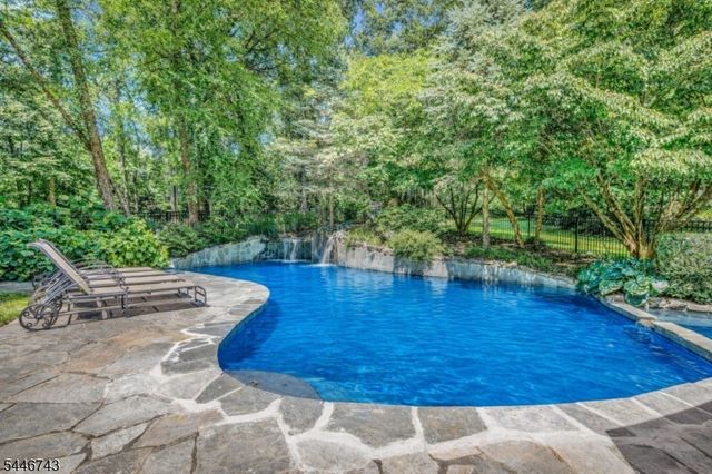 9 Beacon Hill Dr, Chester Twp., NJ 07930