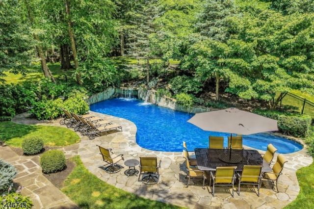 9 Beacon Hill Dr, Chester Twp., NJ 07930