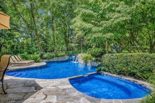 9 Beacon Hill Dr, Chester Twp., NJ 07930