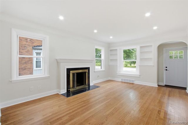 1388 Vernier Road, Grosse Pointe, MI 48236