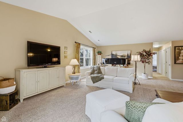 329 Everett Avenue 2B, Crystal Lake, IL 60014