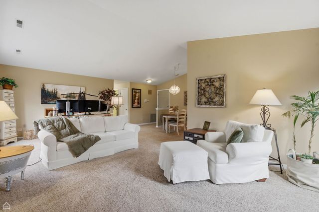 329 Everett Avenue 2B, Crystal Lake, IL 60014