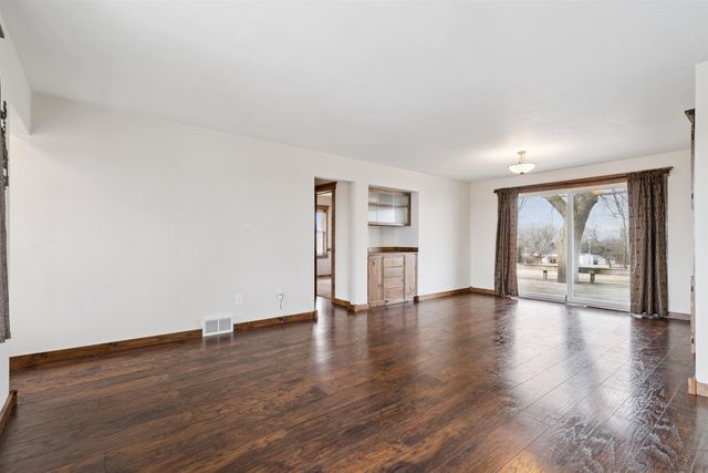 5955 Osage Road, Waterloo, IA 50703