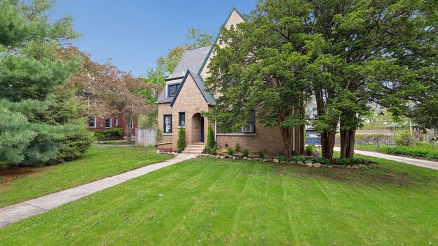 726 W Highland Avenue, Elgin, IL 60123