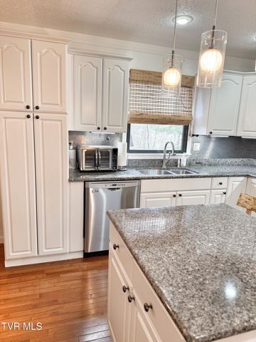 338 Southwest Chalet Drive, Coeburn, VA 24230