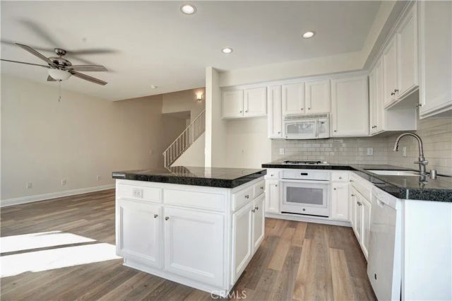 7124 Farralone Avenue 110, Canoga Park, CA 91303