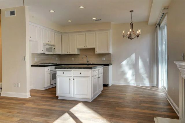 7124 Farralone Avenue 110, Canoga Park, CA 91303