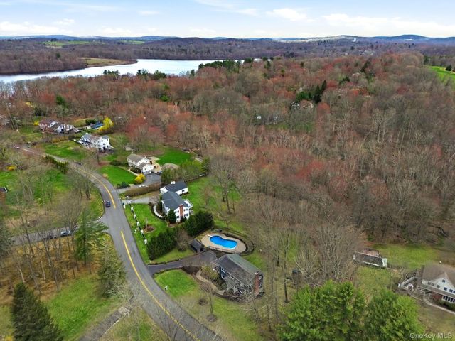 40 Valley Pond Road, Katonah, NY 10536