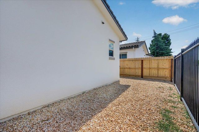 2379 N Arthur, Fresno, CA 93705