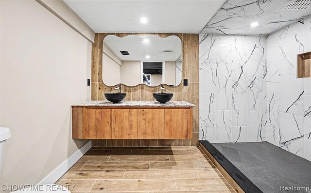 320 Pioneer Drive, Pontiac, MI 48341