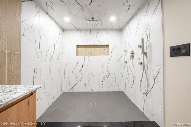 320 Pioneer Drive, Pontiac, MI 48341