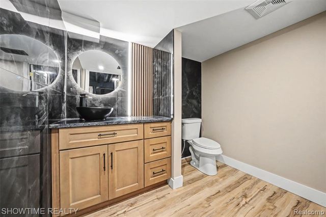 320 Pioneer Drive, Pontiac, MI 48341