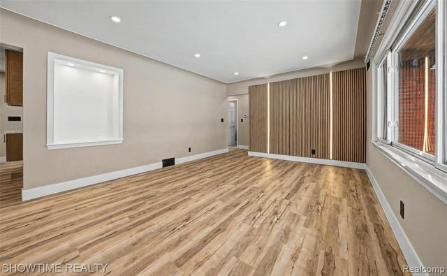 320 Pioneer Drive, Pontiac, MI 48341