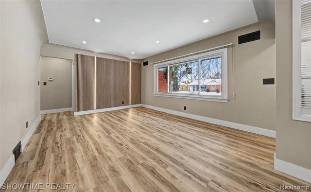 320 Pioneer Drive, Pontiac, MI 48341