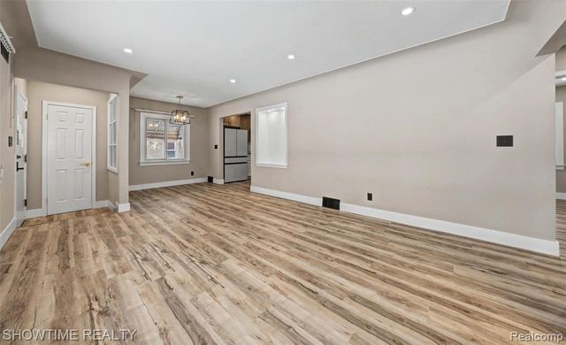 320 Pioneer Drive, Pontiac, MI 48341