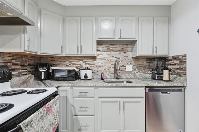 81 Colonel Bell Dr 9, Brockton, MA 02301