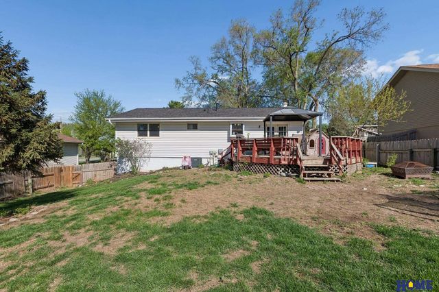 304 Flint Circle, Papillion, NE 68046