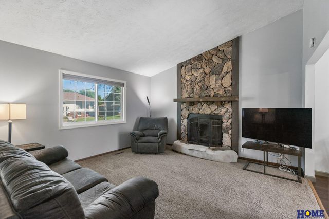 304 Flint Circle, Papillion, NE 68046