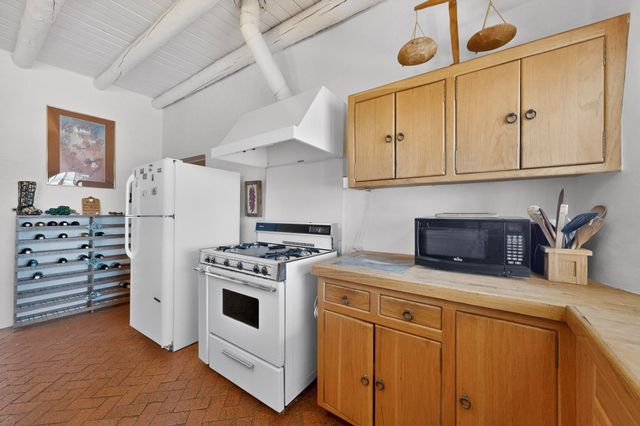 442 Los Pinos Road, Santa Fe, NM 87507